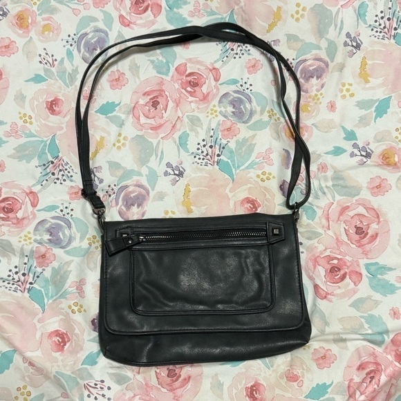 Nicole Miller Adjustable Crossbody Black Stud Bag - Picture 4 of 17